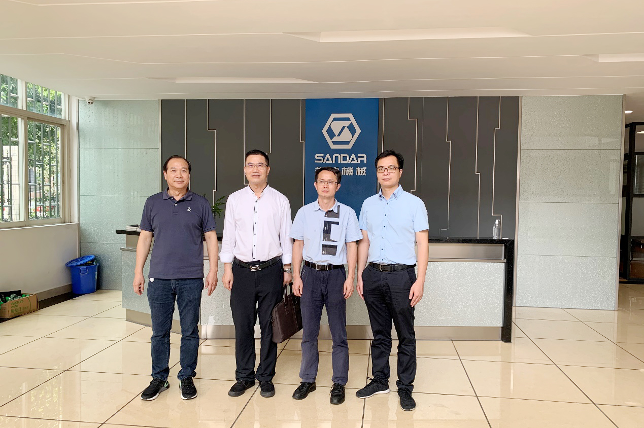 熱烈歡迎省人大代表、省工信廳領(lǐng)導(dǎo)蒞臨先達(dá)數(shù)控機(jī)械參觀調(diào)研！